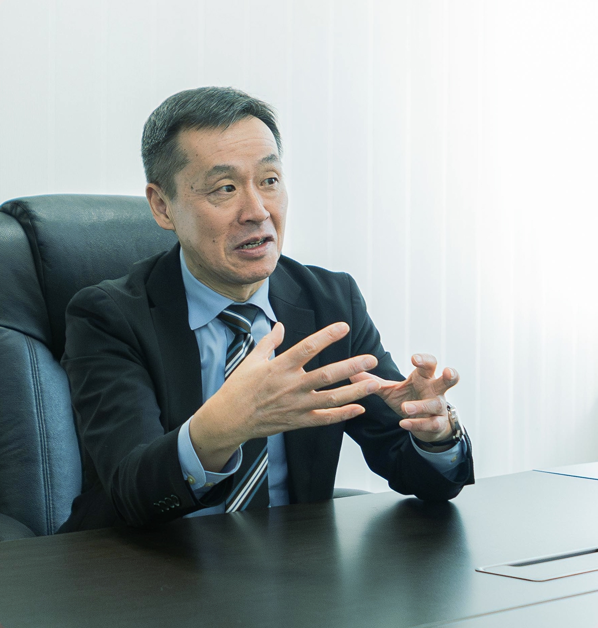 代表取締役社長の髙橋直樹が横向きで語りかけているような手振りのついた写真